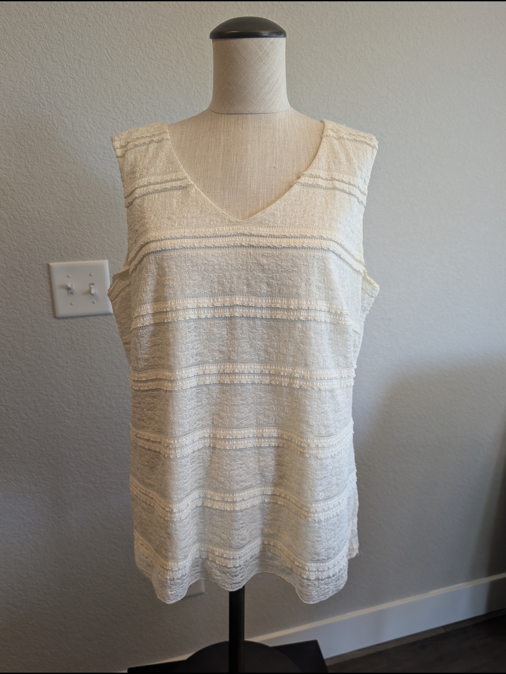 Coldwater Creek Sz XL Sleeveless Cream Textured V-Neck Tank Top